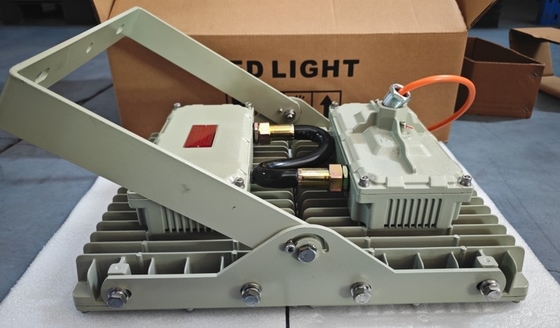 Φωτιστικό βιομηχανικό IP66 300W, τοποθετημένο στην οροφή, απόδοση 130lm/w, αντιεκρηκτικό φως LED Ζώνης 1 για βιομηχανική χρήση