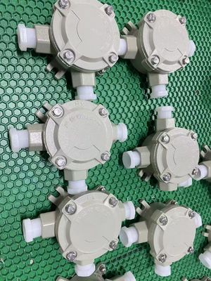 ATEX Εκρηκτικό Sta/Αλουμινίου Πυρόστερο Πολυεπιφάνεια Πλαίσιο Διασταύρωσης με αυξημένη ασφάλεια IP66