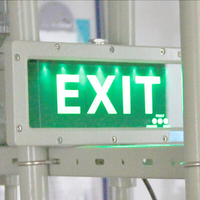 30 ώρες χρόνος εργασίας Αντικατάστατη έκρηξη LED φωτισμός Προσαρμόσιμη τάση Ιδανική για την εξορυκτική βιομηχανία πετρελαίου και φυσικού αερίου και τη χημική βιομηχανία